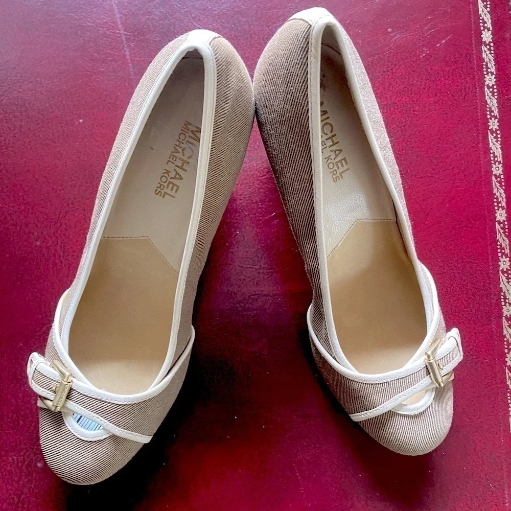 MK Reese Natural Khaki Tan Cream Gold Canvas Linen Closed Toe Wedge Heel 8.5 M